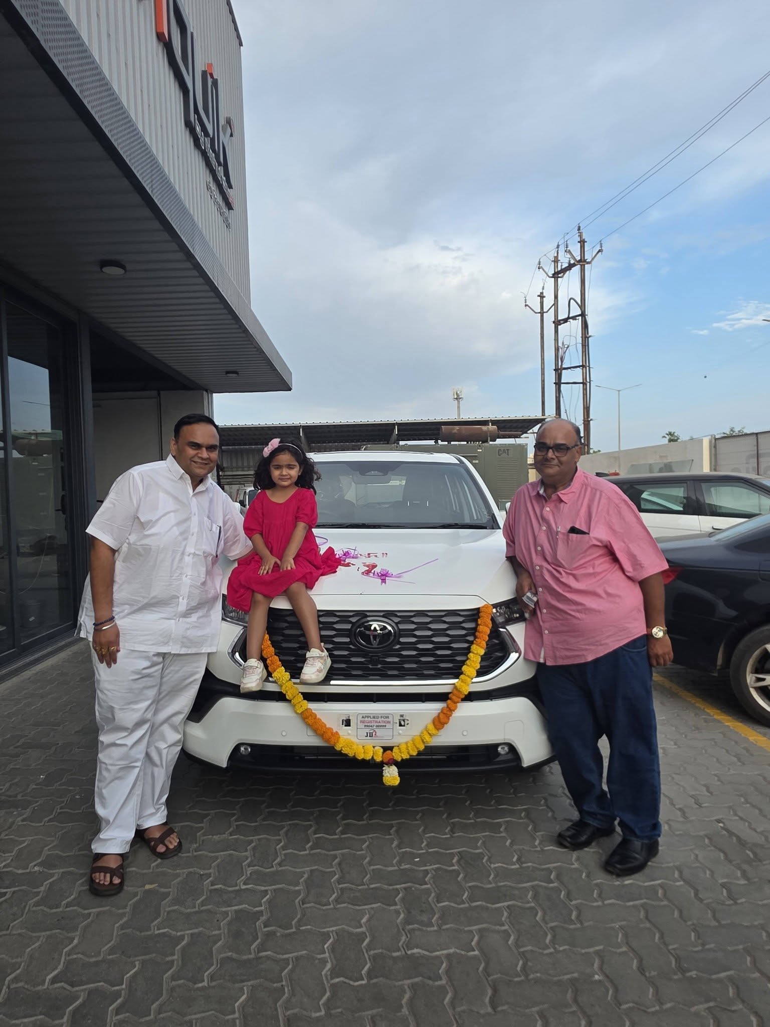 તા.૦૪-૦૪-૨૦૨૬ ના રોજ અમારા પરિવારના નવા સભ્ય તરીકે નવી ટોયોટા ઇનોવા હાઈક્રોસ ગાડી લેવામાં આવી.